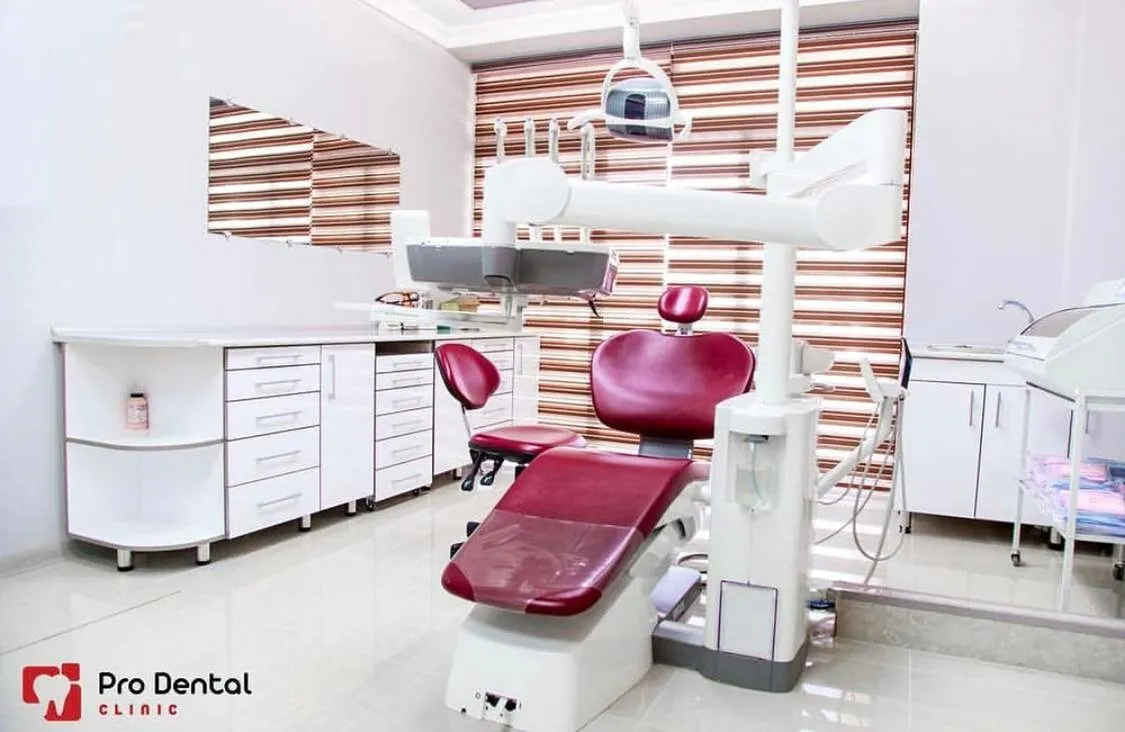 Зона ожидания клиники Pro Dental с фирменным логотипом